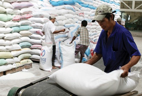 Đóng gói gạo xuất khẩu tại Cảng Cần Thơ.